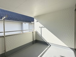 後付けのテラス屋根よりデザイン性にも優れた屋根付きバルコニー。
