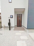 ポーチのついた新築分譲物件。玄関の印象はいかがでしょうか?入口からご覧ください。