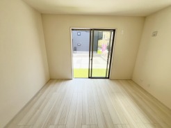無駄な装飾を削ぎ落としたシンプルな空間は、住まう人の個性を引き立て、日々の暮らしに静かな調和をもたらしてくれます。