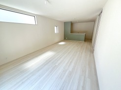 洗練された色使いが調和を生み、ゆとりを感じさせる開放的な空間が日々の暮らしを穏やかに整えてくれます。
