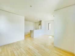白を基調とした内装が空間の広がりを感じさせ、すっきりと清潔感のある心地よい雰囲気を作り出します