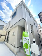 周囲の景色と調和するモダンなデザイン。シンプルでありながらも、確かな存在感を放つ住まいです