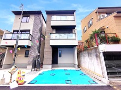 直線的なラインが印象的な、モダンで洗練された外観。都市の風景に静かに馴染む落ち着いた佇まいです