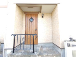 ご家族を温かく迎えるエントランス