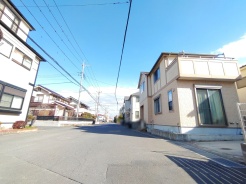 大きな通りから少し奥に入った、閑静な住宅街です