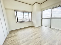 広々バルコニーから、たっぷり太陽の恵みが得られます。