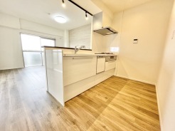 リビングで遊ぶお子様を見守りながらお料理ができる、対面キッチン。