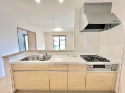 対面タイプなら、キッチン内にいながらご家族やお客様との会話が楽しめます。