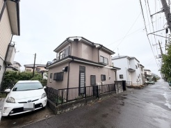 落ち着いた色合いの外観が周囲の街並みと調和し、日々の暮らしに静かな安らぎをもたらす住まいです。