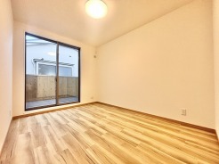 木の温もりを感じるナチュラルな内装が、日々の暮らしに穏やかな心地よさを届けてくれます。