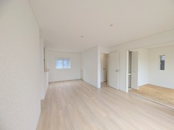 LDK+隣接和室、開放すれば計約22帖。おもてなしスペースにもどうぞ。