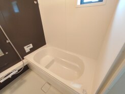 一日の疲れを癒す浴室は、広々1坪以上。