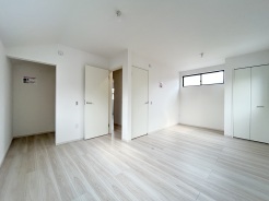住宅街の2階南向きのお部屋、日当たりはご覧のとおり良好です。