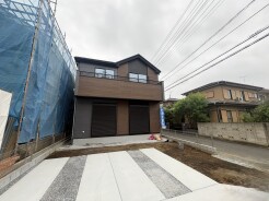 落ち着いたトーンの外壁が周囲の街並みに調和し、洗練された佇まいを醸し出しています。すっきりとした外観デザインは飽きのこない美しさがあり、日々の暮らしに心地よい充足感をもたらしてくれる住まいです