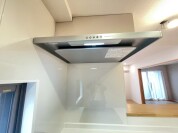 【お手入れのしやすいフラットタイプのレンジフードです】