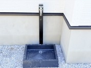 【根柱水栓　玄関脇】