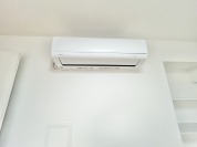 【洋室のエアコン】