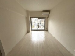 窓から穏やかな光が広がる、心地よい広がりを感じる空間。