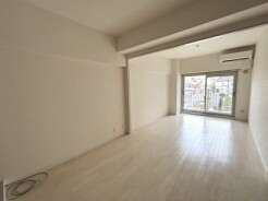 真っ白な空間に広がる、穏やかな光のグラデーション。