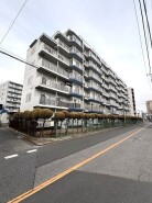 整然と並んだ植栽が、都会的で落ち着いた印象を演出する集合住宅