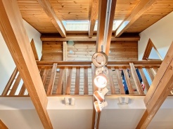 リビングには吹抜を設けました。天窓から入る日差しで採光もタップリ。梁をデザインで見せつつ、耐震性も高めています。