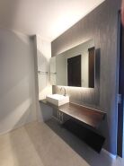 ～Original　造作洗面台～
注文住宅ならでは、大工さん造作の洗面台を1階の玄関ホール横に設けております。家に帰ったらまず手を洗い、ファミリークロークに荷物を置くことが出来る導線です。