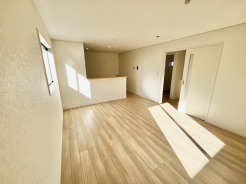 1号棟 開放感と採光にこだわった広々ＬＤＫ。
