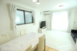 いつも家族があつまるリビングダイニング。南向きのバルコニーからはお部屋の奥まで光が届きます。