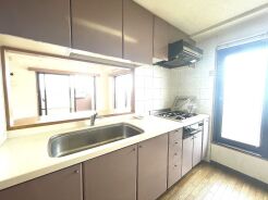 リビングで遊ぶお子様を見守りながらお料理ができる対面キッチン。
