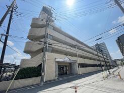 JR京浜東北・武蔵野線「南浦和」駅東口徒歩１分、提携駐車場もあります。エステート白馬南浦和店までお気軽にお問い合わせください。
