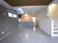 リビングに自然と人が集まるリビングイン階段採用。
