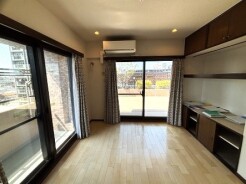 窓の外の景色が、日々の暮らしに彩りを添える落ち着いた住まい
