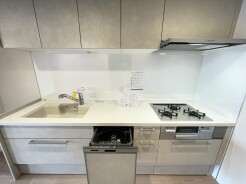 手を伸ばせばそこに収納が。安定した使用感の吊戸棚つきのキッチン空間。
