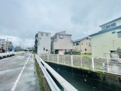 前面道路含む外観