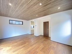 日当たりのいい２階リビングはプライベート性も高く、落ち着いて過ごせます
