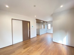 解放感あふれる２階リビングは、自然に光と風に恵まれます。
