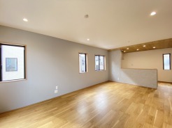 日当たりのいい２階リビングはプライベート性も高く、落ち着いて過ごせます
