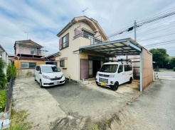 東南角地＋広々とした敷地で、日当たり、風通しともに良好です。