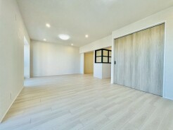 広々とした空間が、心地よい調和を生み出します
