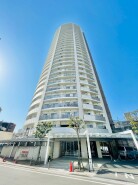 青空に映える、洗練されたシルエットのタワーレジデンス。