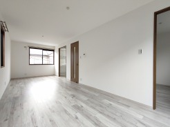 解放感あふれる２階リビングは、自然に光と風に恵まれます。
