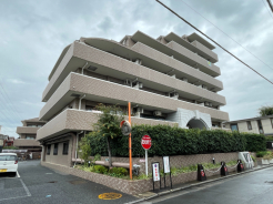 タイル張りの荘厳な外観は、マンションならでは。
