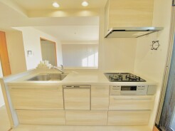 料理をしながらでもご家族との会話を楽しめる対面キッチン。
