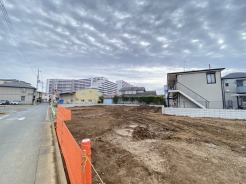 幹線道路から１本入った現地は想像以上に静か
