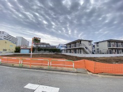 車通りの少ない閑静な住宅地、のびのびした子育てに適します。
