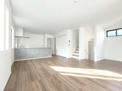 ご家族みんながゆったりくつろげる広々リビング。
