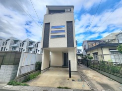 青空に映えるすっきりとした外観が、心地よい日常を予感させる佇まいです。
