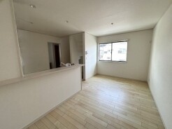 日当たりのいい２階リビングはプライベート性も高く、落ち着いて暮らせます。

