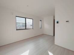 白い空間に木目の床が心地よい、穏やかな時間が流れる住まい。