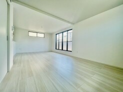 1号棟 解放感あふれる２階リビングは、自然に光と風に恵まれます。
